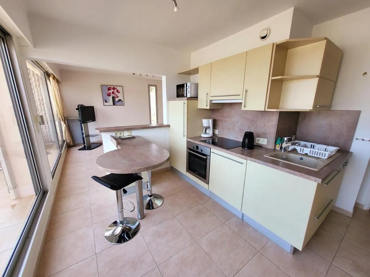 Superbe Appartement T3 Vue Mer En Centre Ville A 5 Minutes A Pied De La Place كافالير سور مير فرنسا