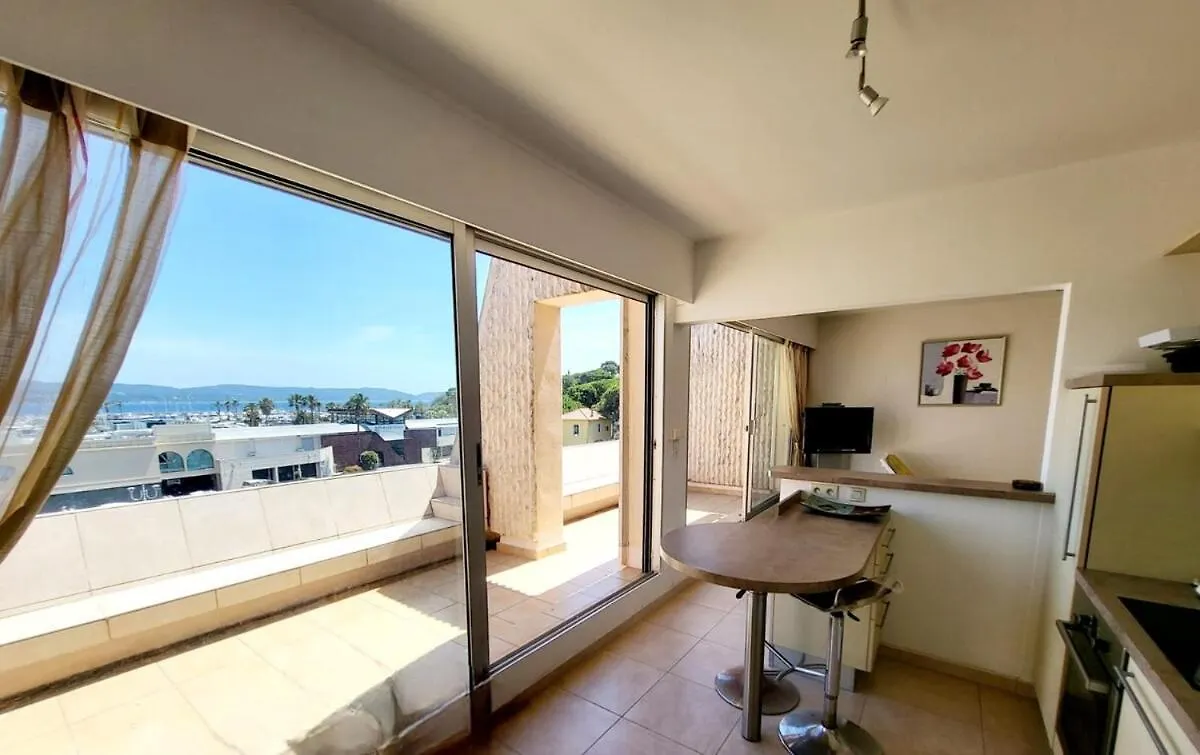 Superbe Appartement T3 Vue Mer En Centre Ville A 5 Minutes A Pied De La Place Cavalaire-sur-Mer