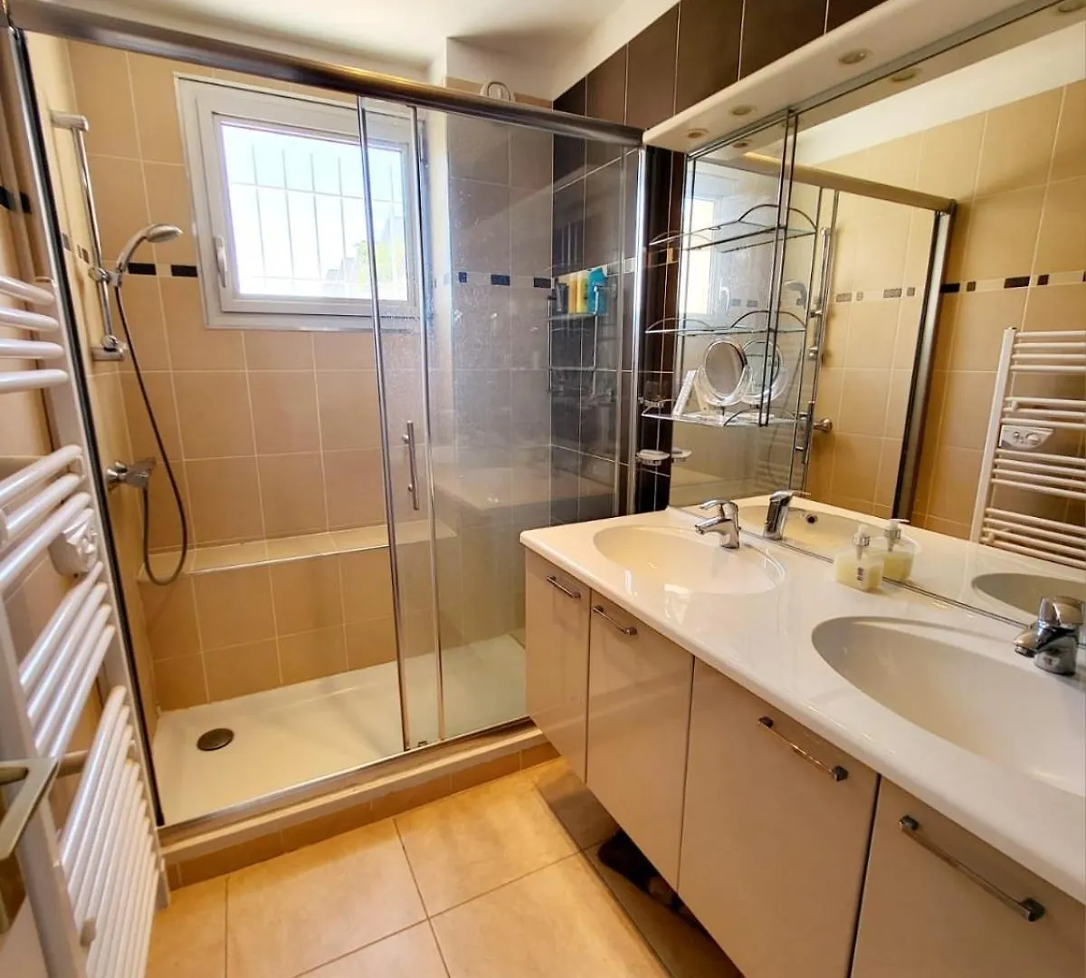 Superbe Appartement T3 Vue Mer En Centre Ville A 5 Minutes A Pied De La Place Cavalaire-sur-Mer